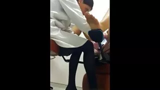 سرخ بالوں والی دوا اچھی طرح سے strung پر ایک الکسیس فیلم dildo کے