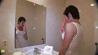 سنہرے بالوں والی اس کے جاںگھیا کو فیلمهای خاله الکسیس اس کی طرف لے جائیں گے اور handjob تک رسائی کھولیں گے